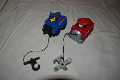 2x vozidlo patroly a figurkami, 