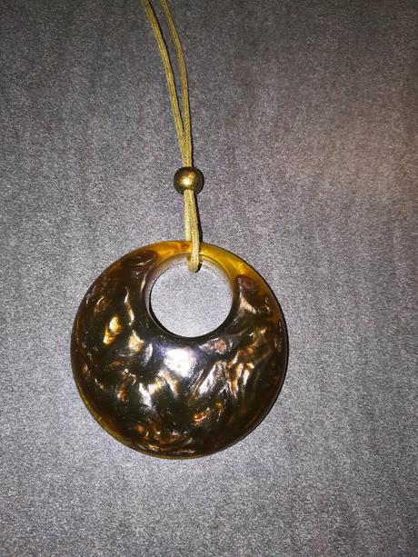 Přívěsek na šňůrce,