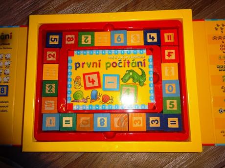 První počítání s dřevěnými kostkami rebo,