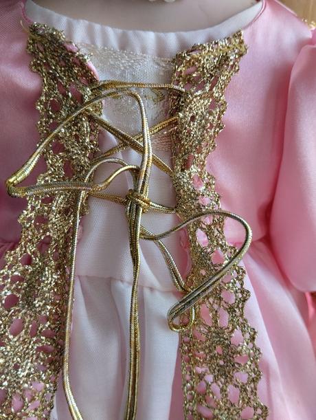 Značená porcelánová panenka,