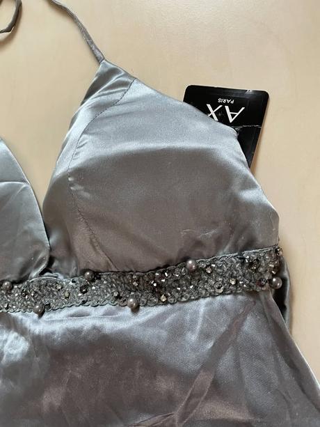 Nové šaty s korálky, zatáhlé nitě, vel xl, ax pari, xl