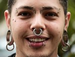 Dcera che v patnácti piercing do nosu. Nechat to na ní?