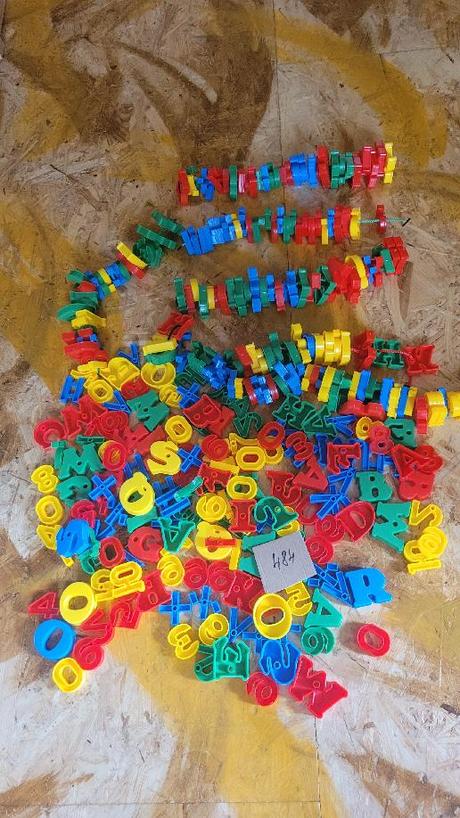 Plastové číslice a písmena k navlékání, 