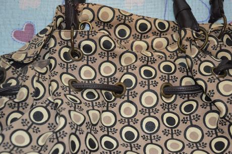 Hnědá kabelka se vzorem, 