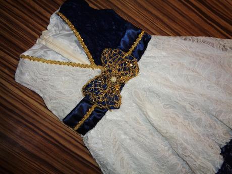 Pěkné modrobílé krajkové šaty se zlatem, 98