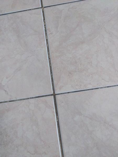 Jak vyčistit spáry mezi dlaždicemi?