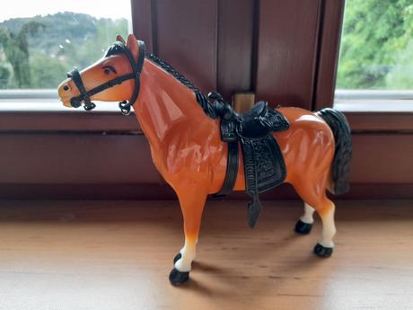 Starší plastový kůň, koníček,koník,slepená noha,