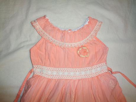 Krásné vyšívané lososové šaty, 116