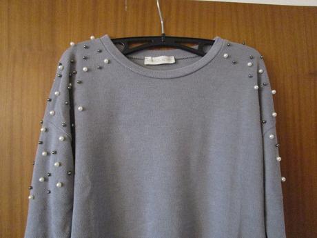 Pěkný šedý svetr s našitými perličkami, vel. 36-38, s