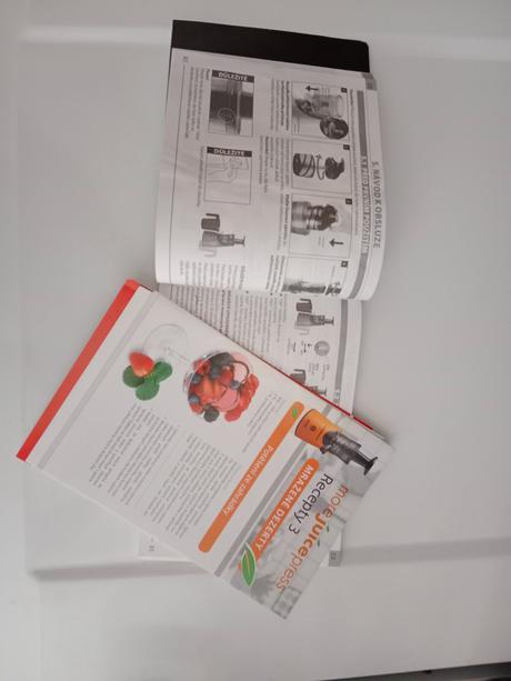 Odšťavňovač a drtič zmrzlého ovoce na zmrzkuzepter,