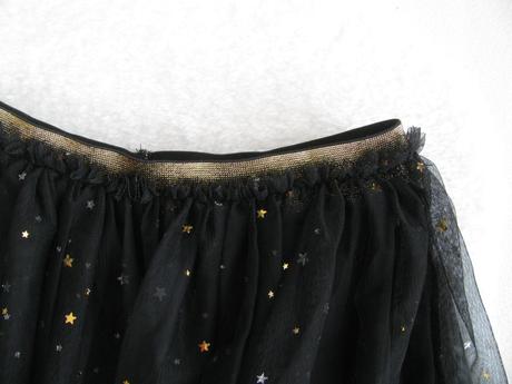 Krásná černá tylová sukně se zlatými hvězdičkami, 152
