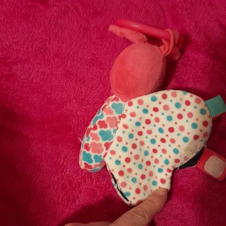 První hračka nádherný motýl na kočárek, 