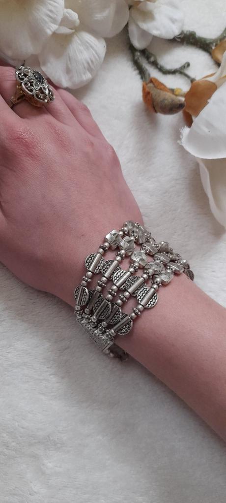 Široký korálkový náramek,