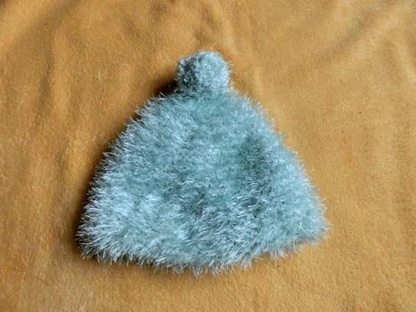 Mint chlupatá zimní čepice s bambulí pletená, s