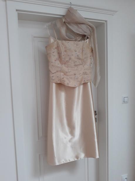 Společenské šaty, 42