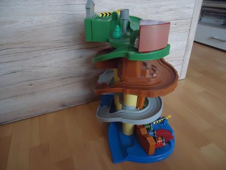 Dráha mašinek + 4 mašinky,