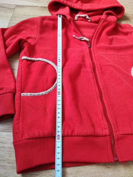 Červená mikina, 134