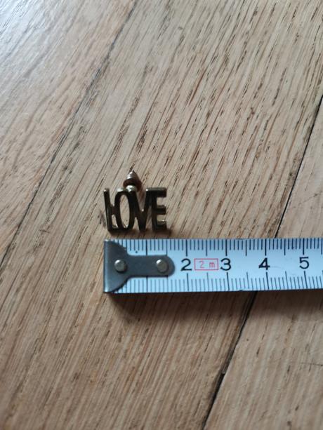 Náušnice s nápisem love a hate,