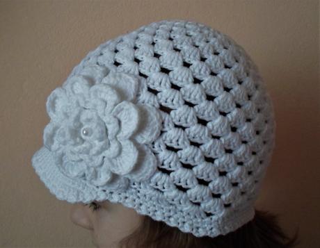 Bílá háčkovaná čepice bekovka, 116