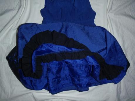 Exkluzivní modorfialkové šaty s černou krajkou, 92