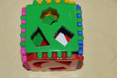 Kostka na vkladani ruznych tvaru,