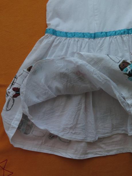 Šaty s modrou stuhou, 98