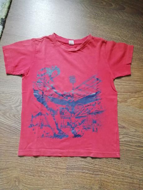 Červené tričko s fotbalistou, tu,110