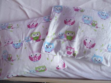 Šitý oboustranný kapsář k posteli + 2 polštářky, šířka (cm): 50,délka (cm): 190