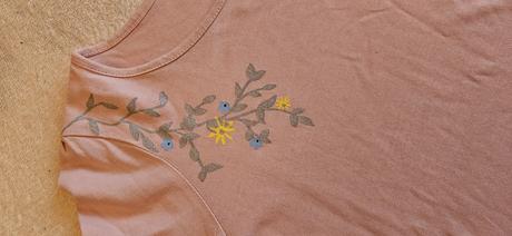 Čtyři zimní svetříky, sváteční a tričko, 122/140, 134