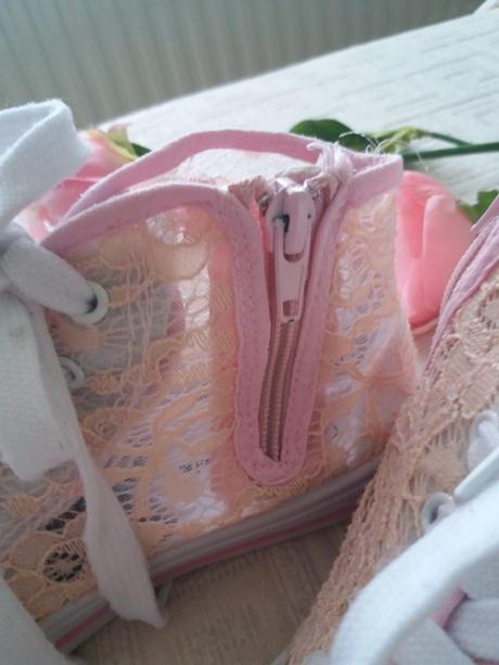 Krajkové tenisky, 31