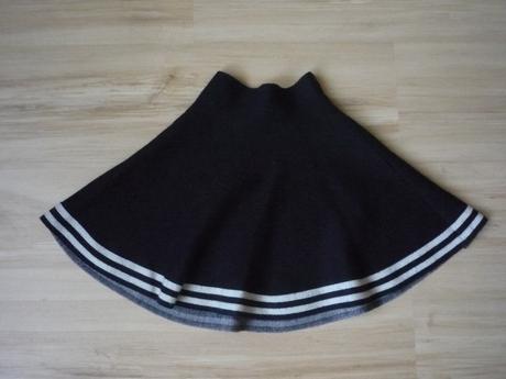 Teplejší tmavě modrá sukně, 134