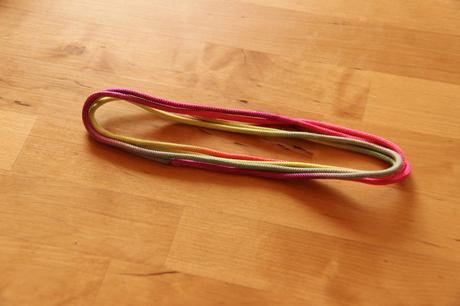 Retro dětská hra přebírání provázku, 