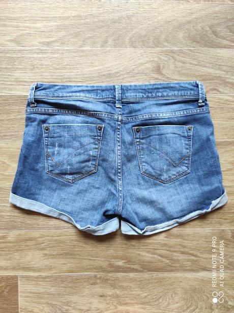 Džínové kraťasy, 38