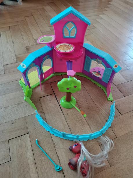 Pet parade ranč dům domek figurka koník,