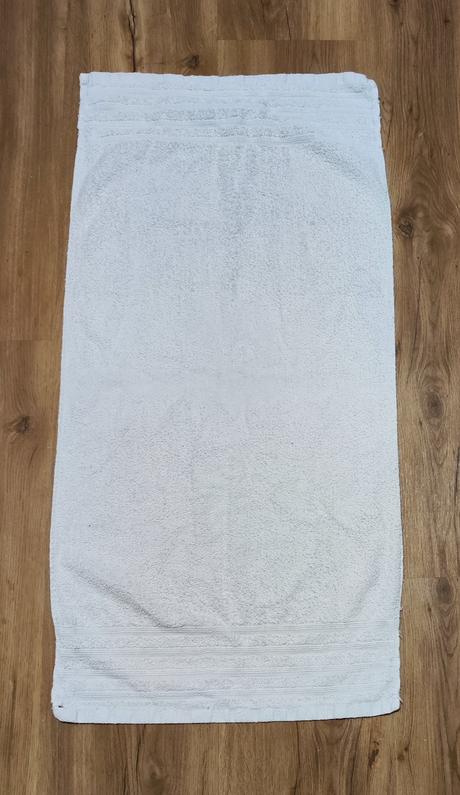 1 osuška, dva ručníky, 