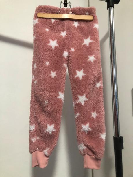 Starorůžové chlupaté tepláky, 122