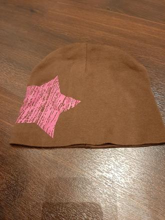 Hnědá čepice s růžovou hvězdou, 86