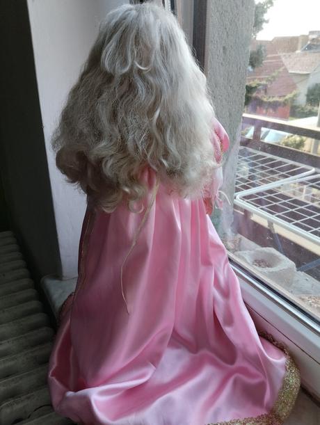 Značená porcelánová panenka,