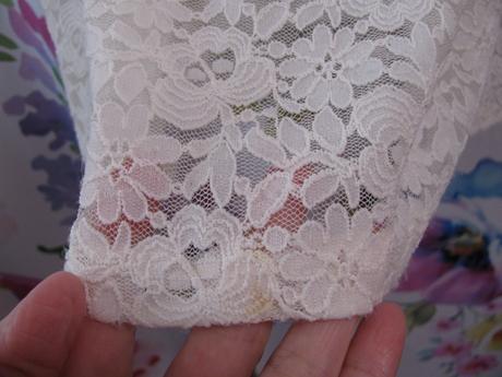 Smetanově bílé krajkové mini šaty, 146