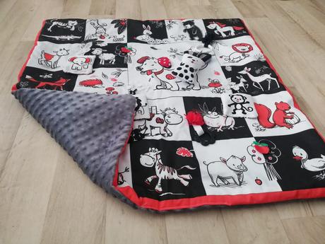 Hrací kontrastní deka,