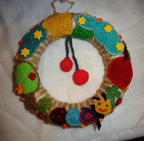 Ruční práce háčkovaný věnec jaro cca 22 cm, 
