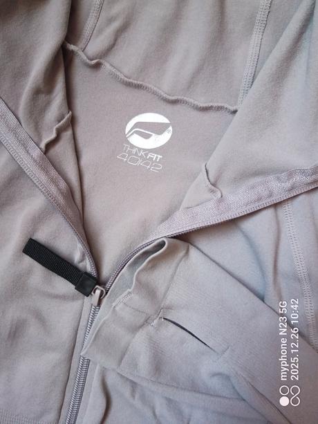 Mikina zn."think fit" vel.'40/42", 40