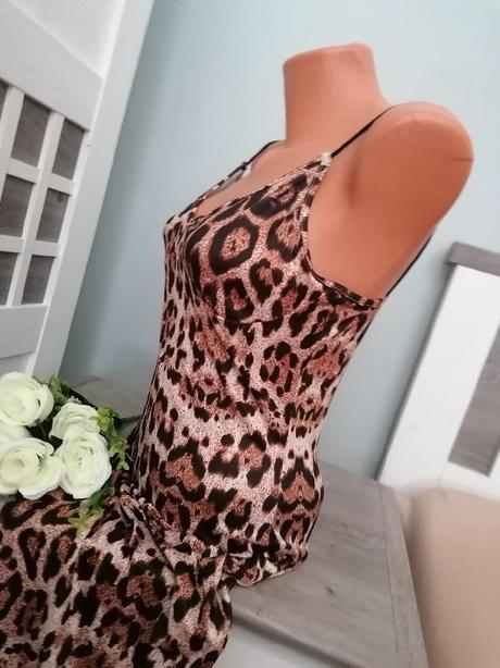 Tygrované šaty, 36