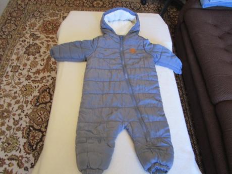 Pěkná šedá zimní kombinéza s kapucí,uvnitř kožíšek, 80