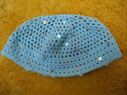 Háčkovaná čepice s flitry, 68