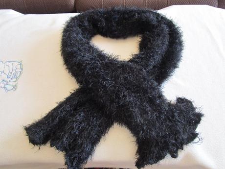 Velmi pěkná černá heboučká šála, jako nová, m