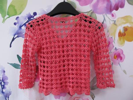 Bolérkový háčkovaný svetřík zdobený pajetkami, 110