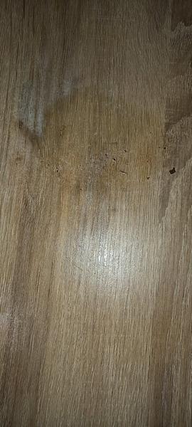 Jak opravit odřený dřevěný stůl po lepidle na nehty?