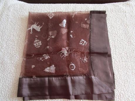 Pěkný hnědý ubrus s vánočním motivem, rozm. 80x80, 