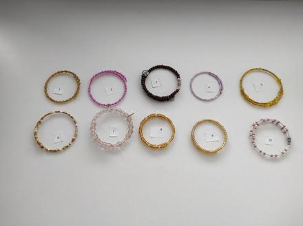 Náramek na paměťovém drátě,